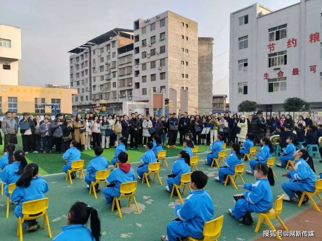 巴中市小學美育骨幹教師專項培訓班走進清江小學