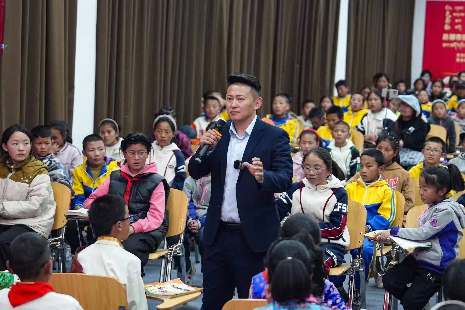 深耕文化沃土的圖書館長·西藏昌都市圖書館館長向巴它西同志