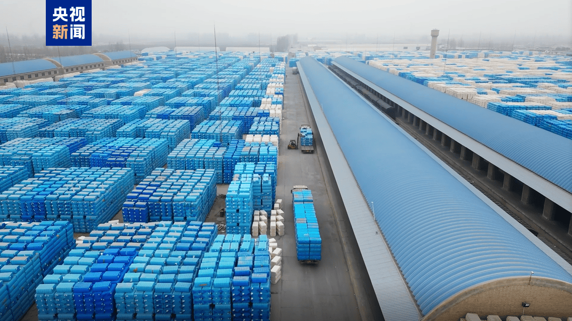 為棉花運輸搭建綠色通道 新疆開行全國首趟棉花快速專列