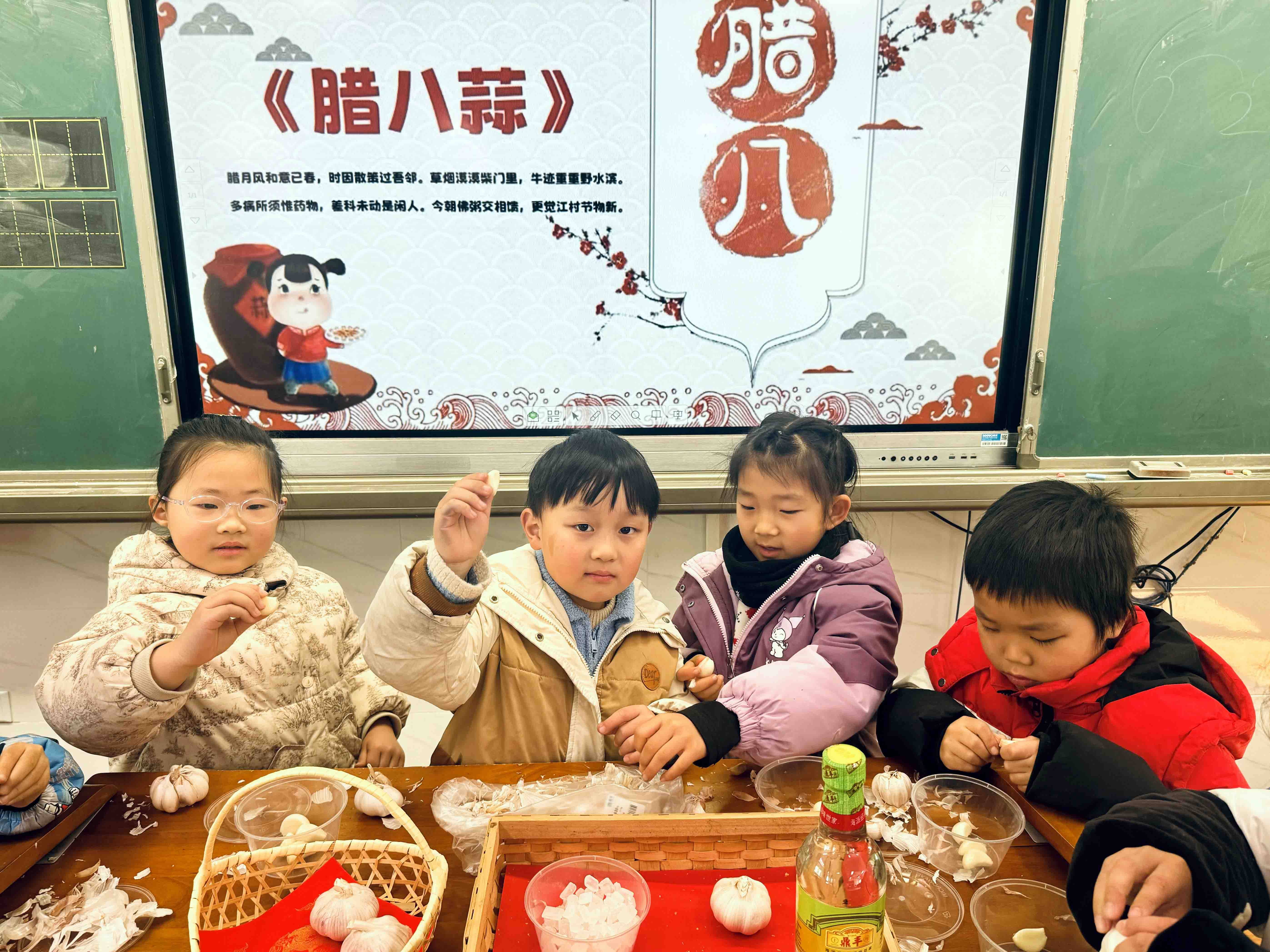 蘇州市昇平實驗小學校開展“傳承年俗 巧手醃蒜”活動