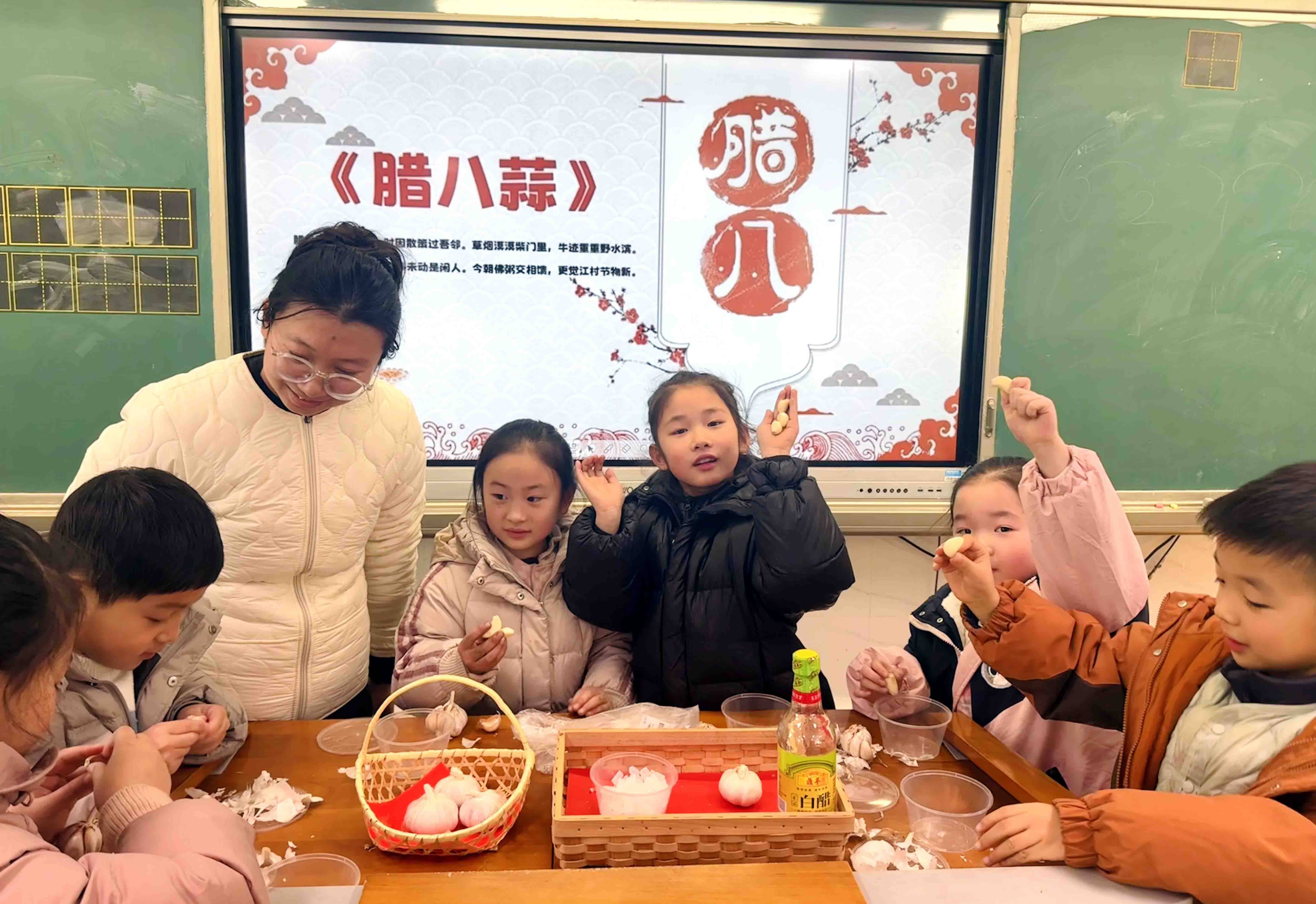 蘇州市昇平實驗小學校開展“傳承年俗 巧手醃蒜”活動