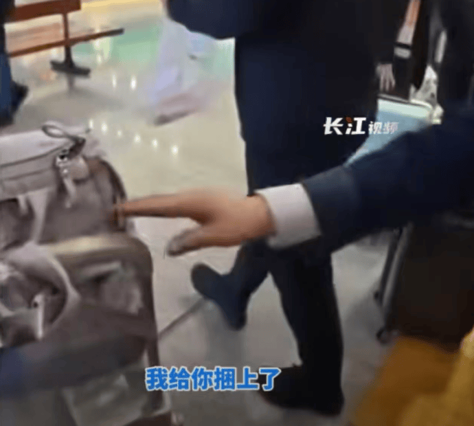 視障女大學生獨自乘高鐵返鄉！網友：看著看著就哭了