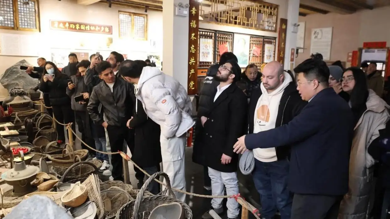 泰安市岱嶽區：外籍留學生在非遺裡感受中國“小年味兒”