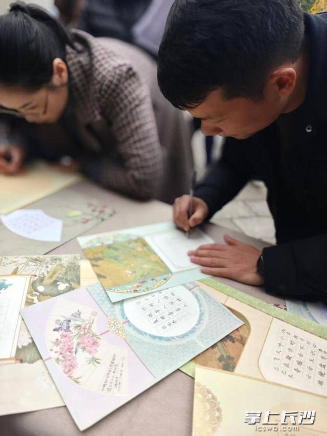 家長變“小學生”！萬境小學體驗式家長會讓教育迴歸童心