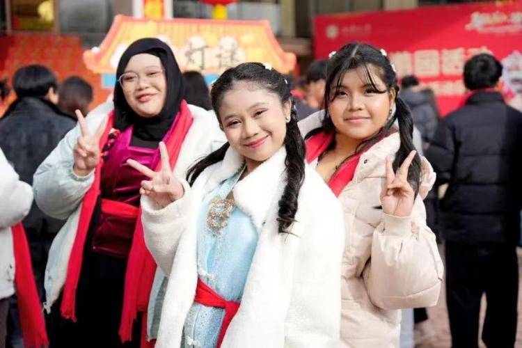 賞非遺、遊古鎮、品民俗 外國留學生“解鎖”中國年