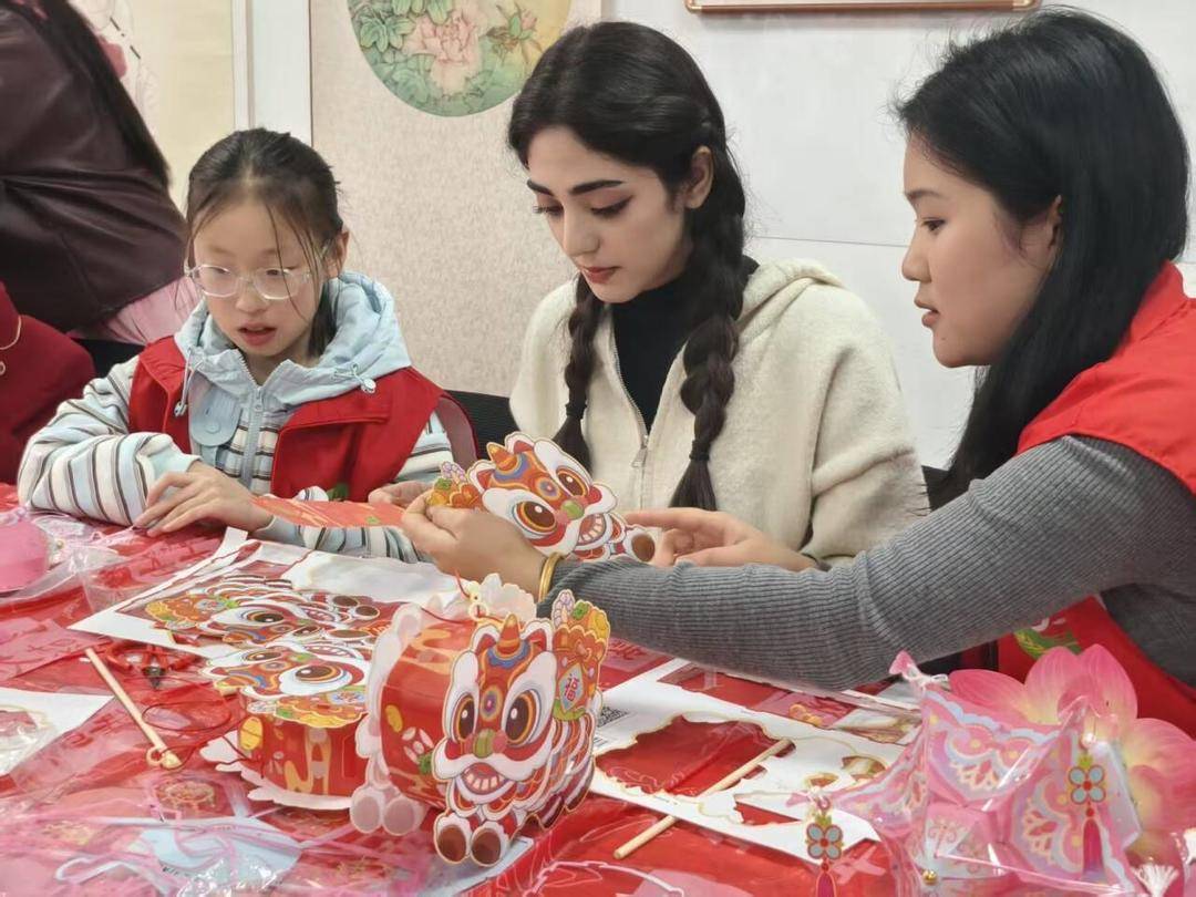 包元宵、做花燈、扭秧歌 10餘名外籍留學生膠州“鬧元宵”