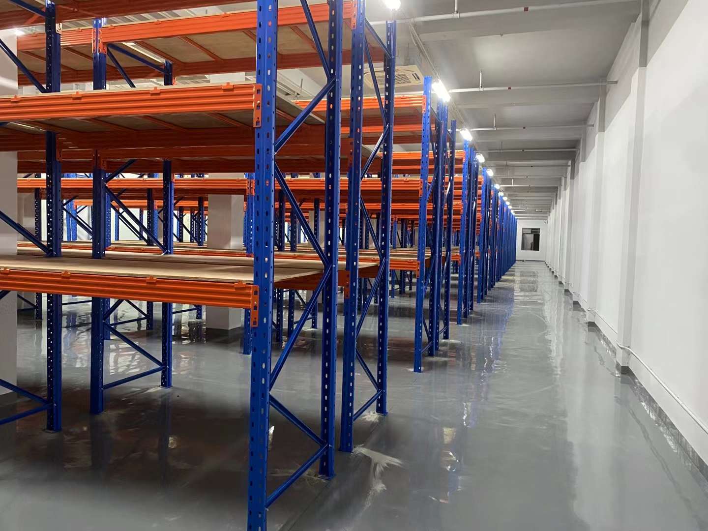 2026年懸臂貨架怎麼挑？行業認可的廠商在這，橫樑式貨架/線棒流利貨架/伸縮板材貨架/托盤駛入式貨架，懸臂貨架產品哪家好