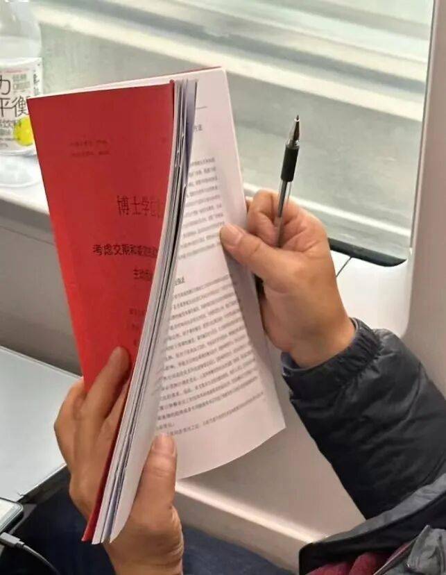 導師在地鐵改博士論文被拍，網友：“他邊看邊撓頭，越看越發愁”