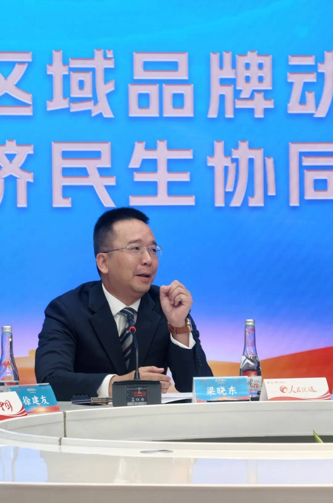 福臨門恆溫門窗創始人梁曉東受邀出席人民網·全國兩會“健康中國人”系列圓桌座談，共話發展新篇