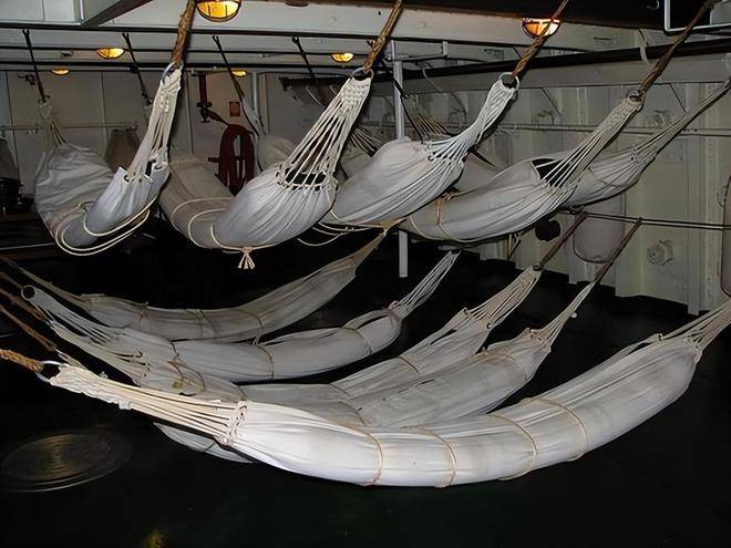 原創臉都丟完了，福特號火災持續超過30小時才被滅，船員睡地板？