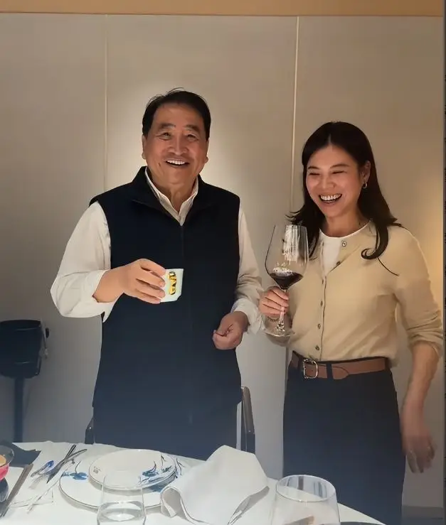 原創移民美國、聖誕節唱紅歌？75歲頻繁赴美的姜昆，私生活謠言太離譜