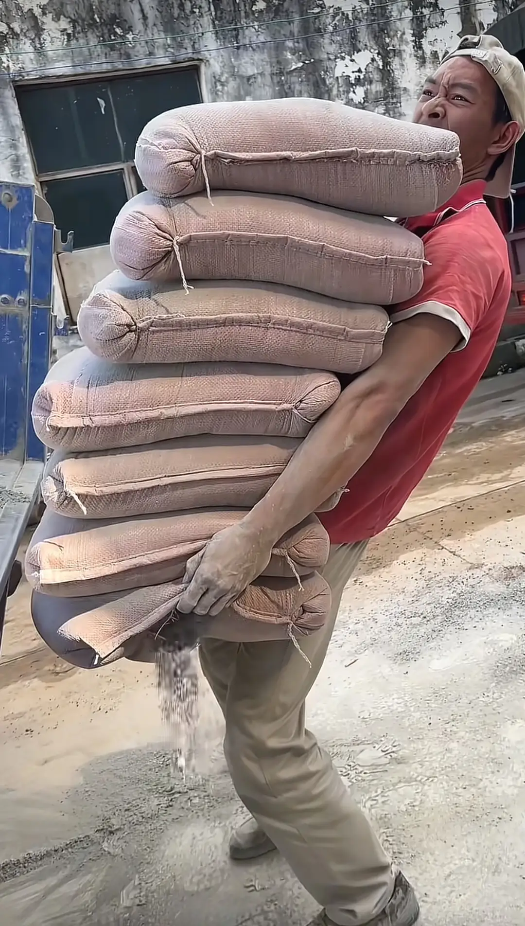 雲南男子力大無比 雙手抱起七包水泥