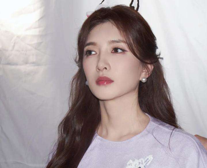 原創江疏影穿淡紫刺繡上衣搭珍珠耳飾，盡顯雍容典雅！