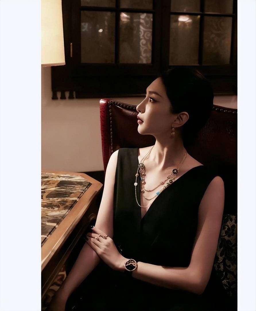 原創江疏影穿淡紫刺繡上衣搭珍珠耳飾，盡顯雍容典雅！