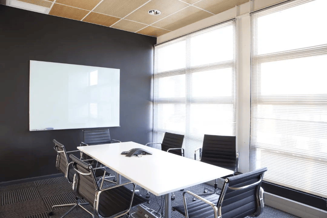 開這種會，記得拉窗簾