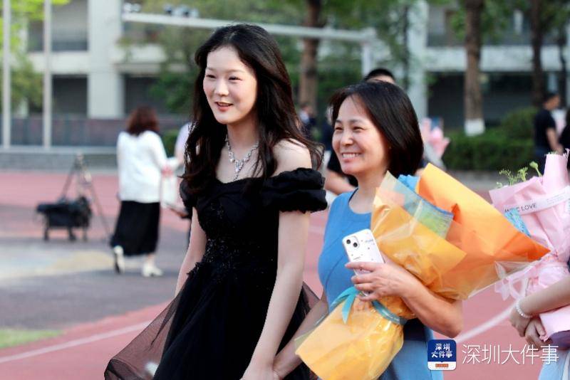 一人一本憲法跨入十八歲 深圳寶安中學這場成人禮意義深遠