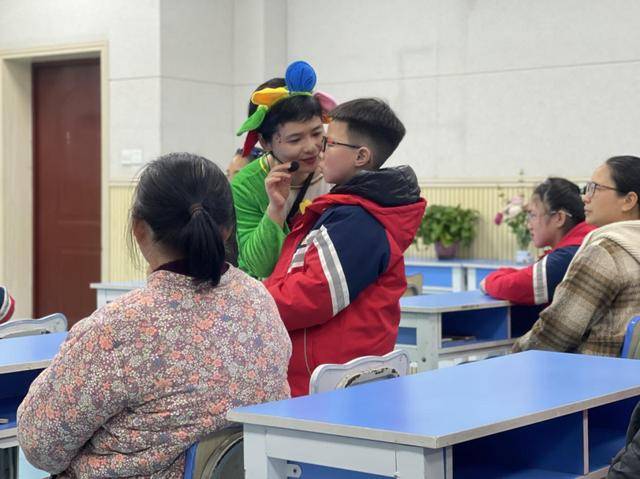 原創小花園裡挖大愛 龍塘小學“融愛五彩課堂”點亮親子溫暖時光