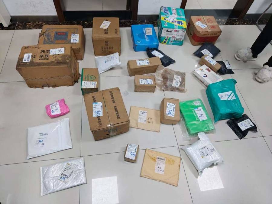 事發上海！女子偷拉桿箱裝贓物，竟還“指揮”快遞員幫自己搬運