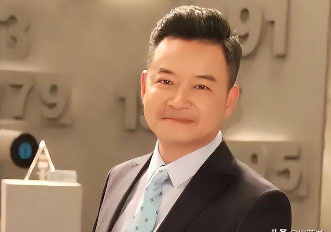 原創他曾是央視勞模，31歲放棄主持光環赴美留學，回國之後的他今如何