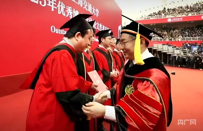 圖｜心懷思源之情、破浪時代潮頭，上海交大研究生迎來畢業典禮