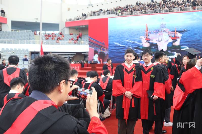 圖｜心懷思源之情、破浪時代潮頭，上海交大研究生迎來畢業典禮