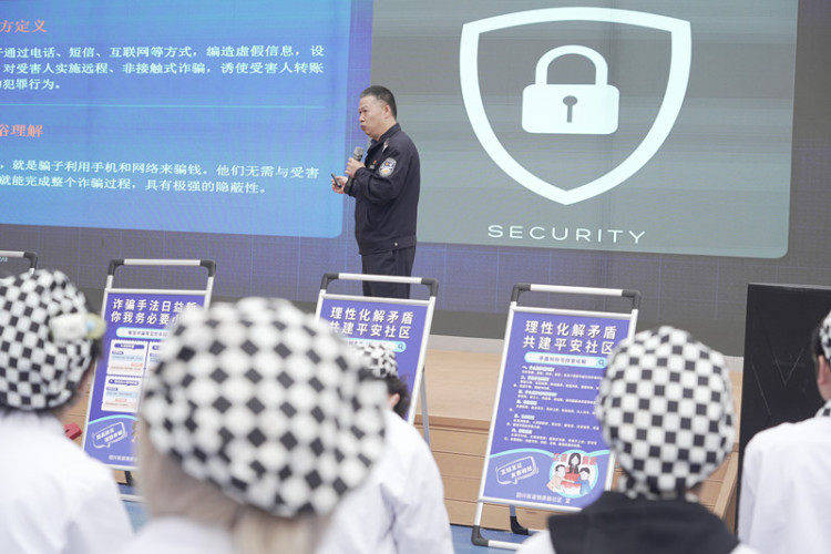 重慶市兩江新區回興街道錦屏路社羣開展禁毒反詐宣傳教育活動