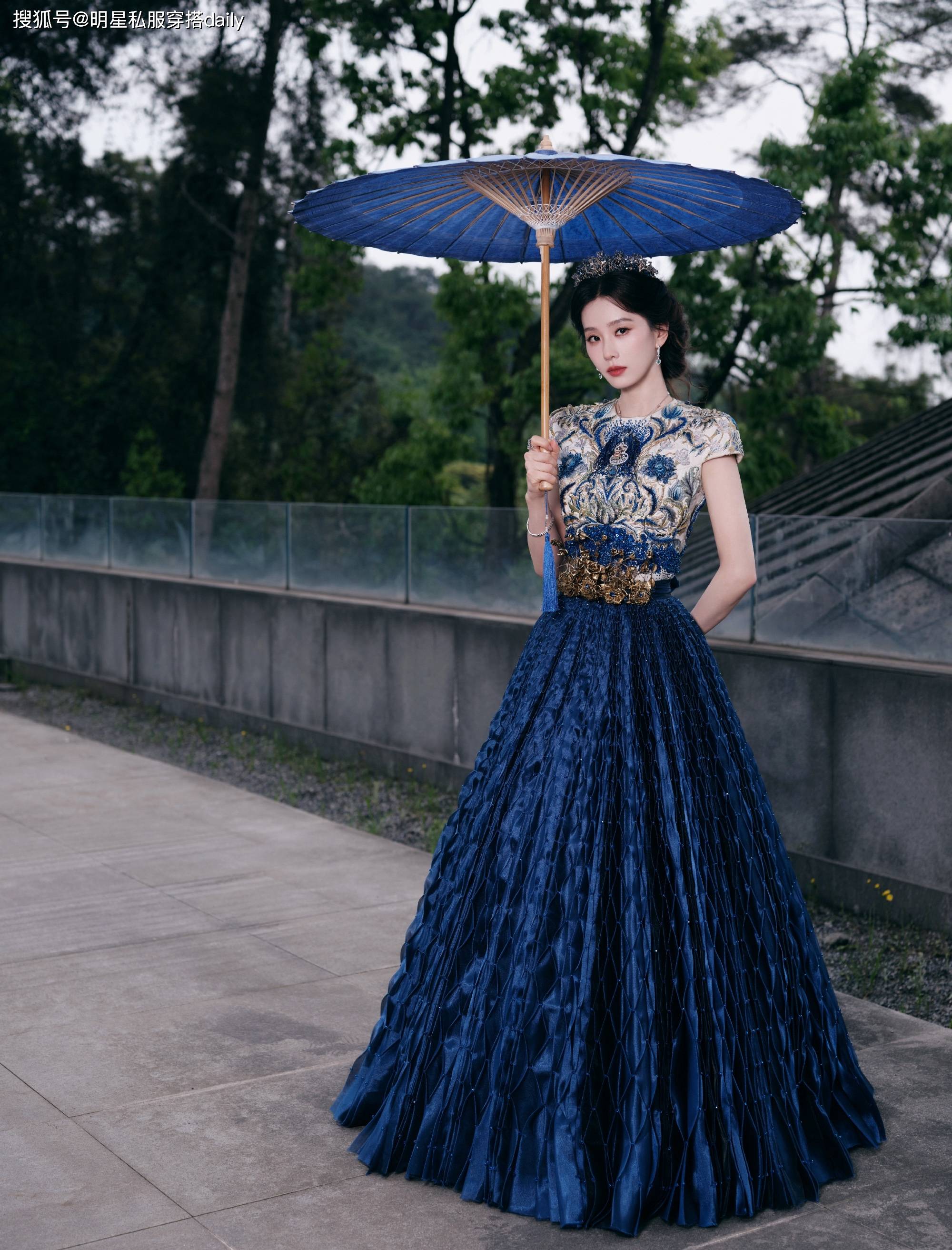 原創這個劉詩詩美暈了！穿藍金刺繡裙夢迴“龍葵”，和郭曉婷同框好甜
