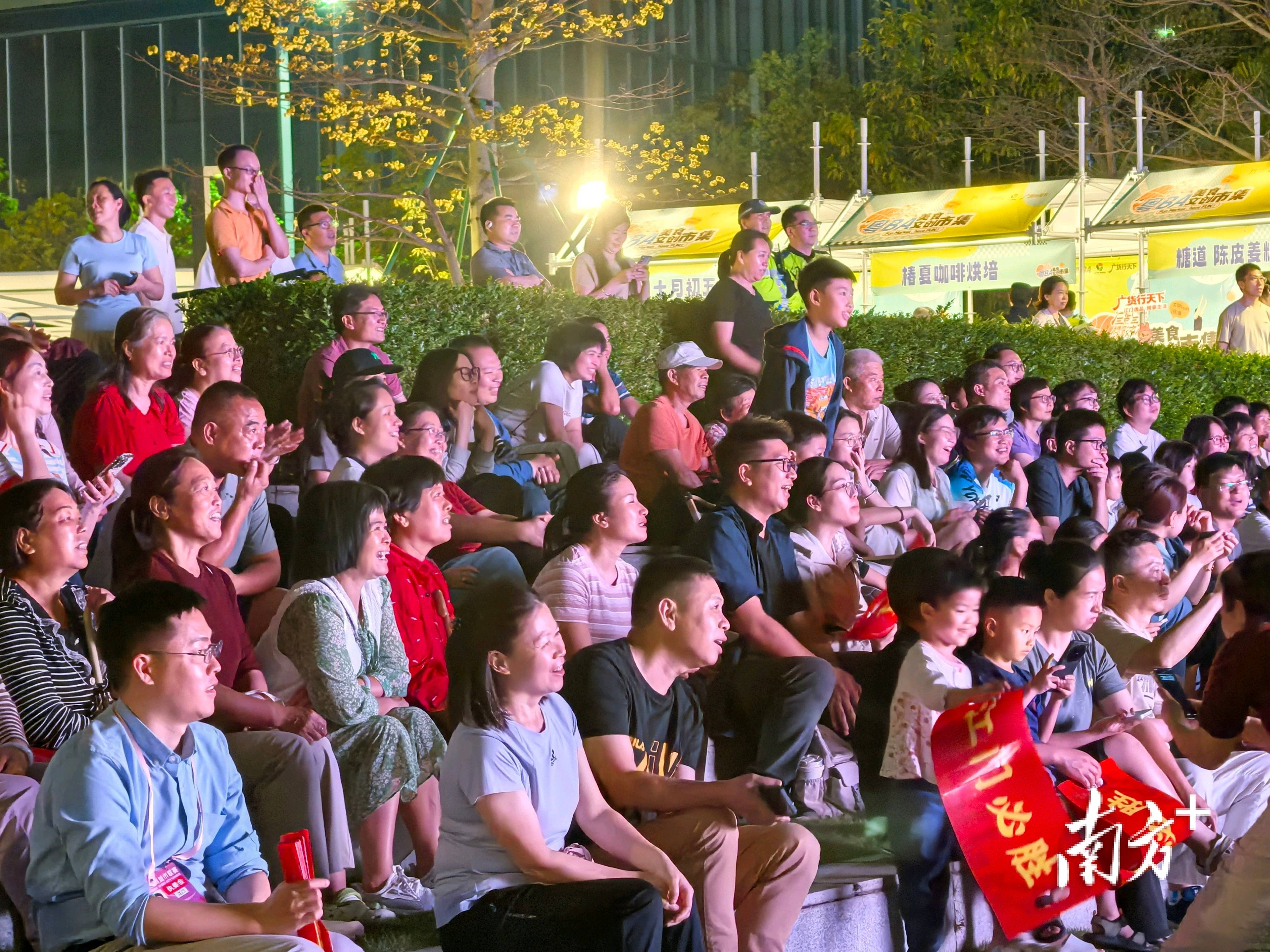 大屏看球+美食文創，阿江這波操作太懂球迷了