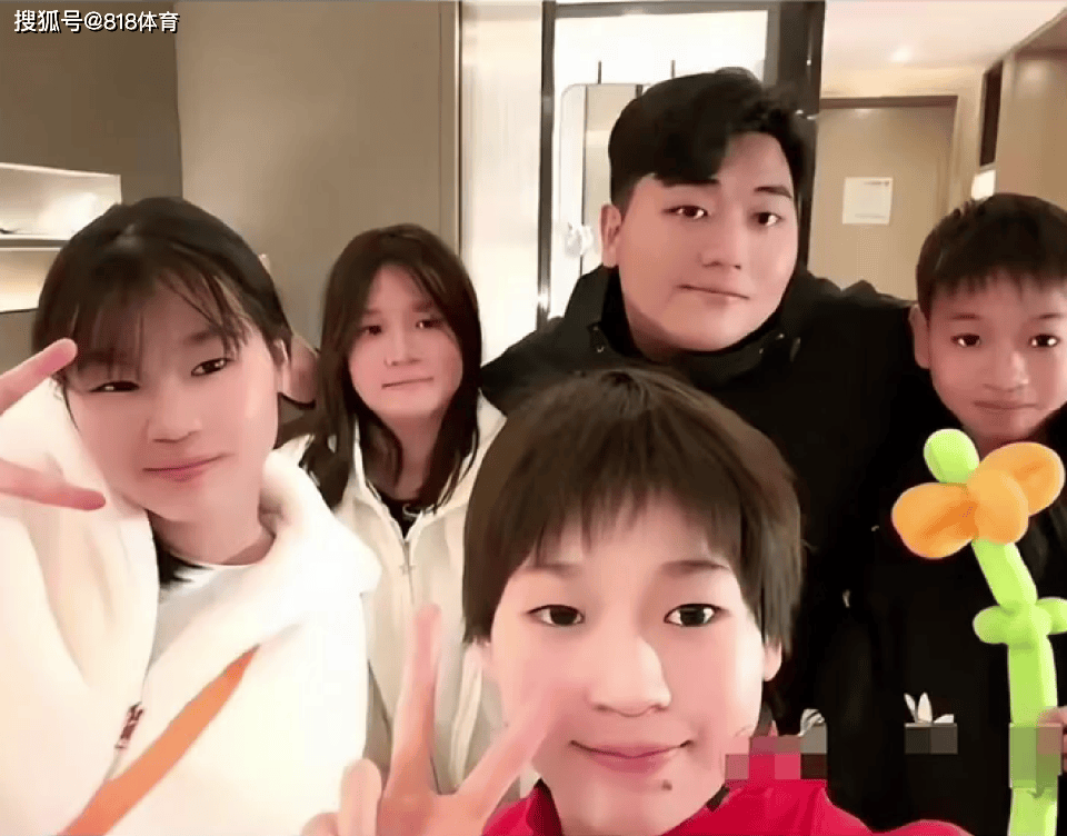 開心!全紅嬋家400平別墅裝修開工父母出席,一家8口一人一間房