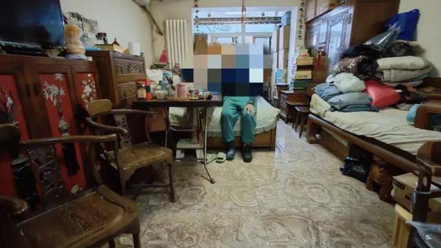 退休金基本用來網購！八旬老人迷上直播家中堆滿快遞，消防員為其清出10余車“寶物”……