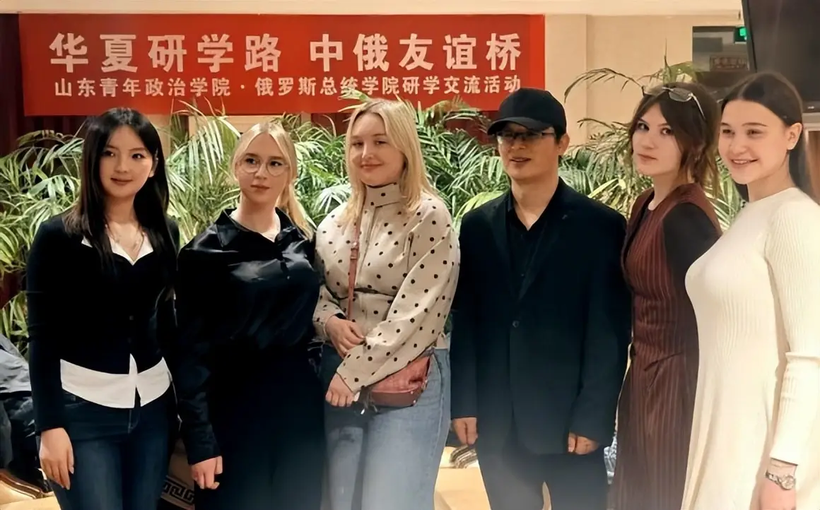 金石銘恩，匠心報鄉：朱氏篆刻父女為家鄉高校創院印獲永久收藏