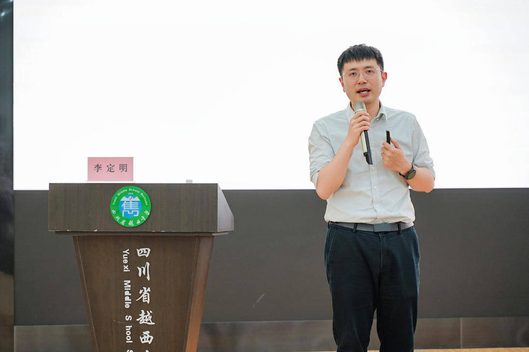 當“青春期”遇上“大白褂”，青春健康知識講座走進越西中學