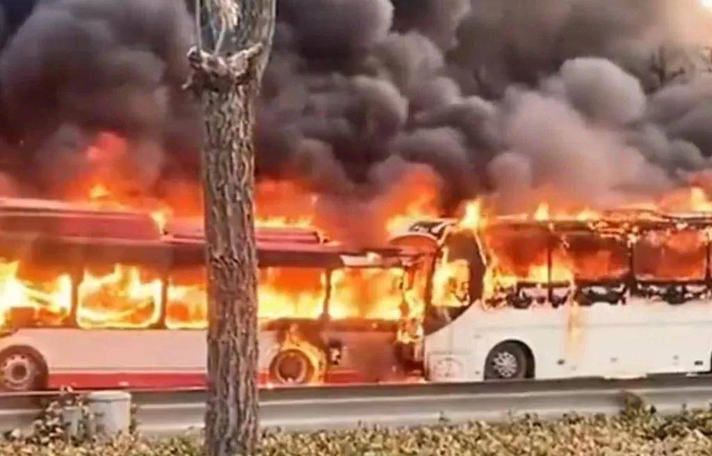 原創印度旅遊大巴與卡車相撞，致14死23傷，兩車燒成空殼！什麼原因？