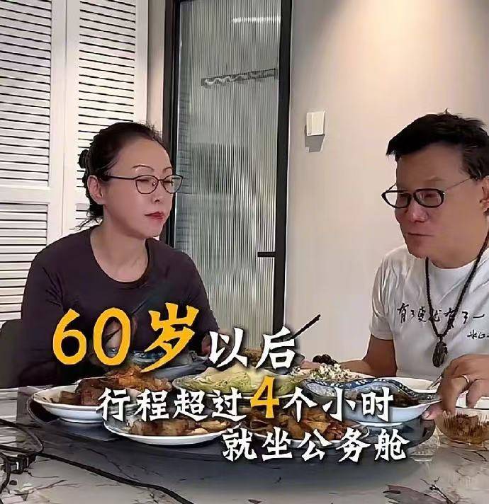 李國慶曬夫妻日常：常吃剩菜坐經濟艙，買了新家忙裝修