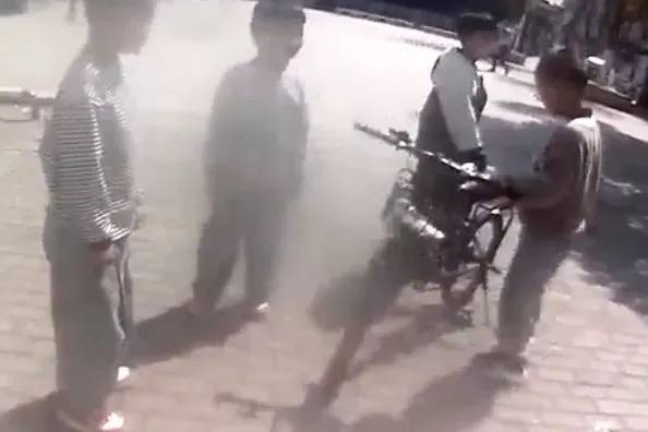 小學生用電話手錶報警，民警還未下車就被“包圍”了……