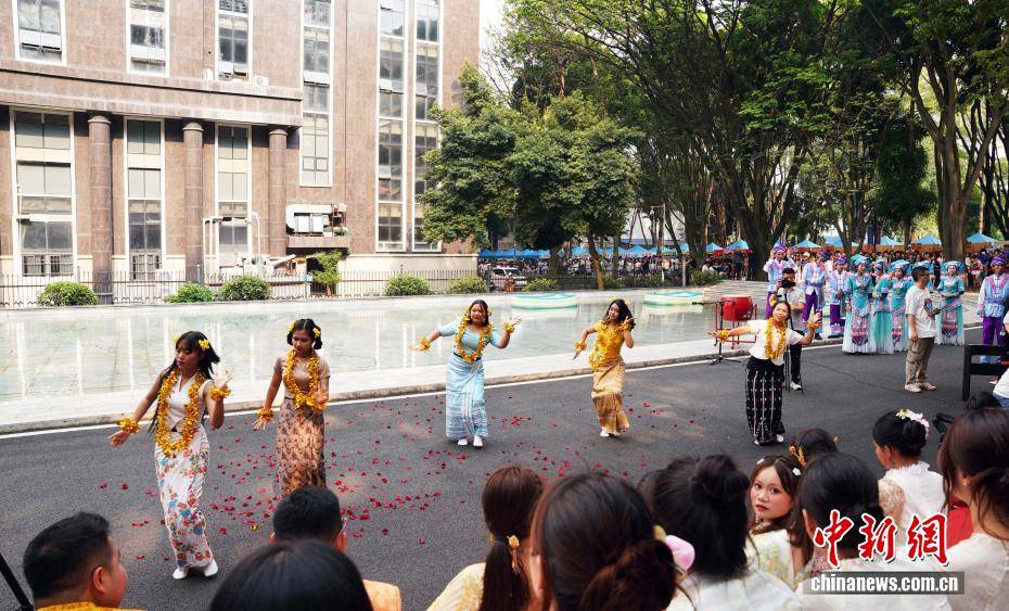 東盟留學生廣西歡度潑水節