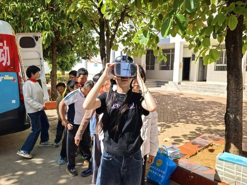 春風和煦潤童心！科普大篷車進校園，小學生“體驗科學 快樂成長”