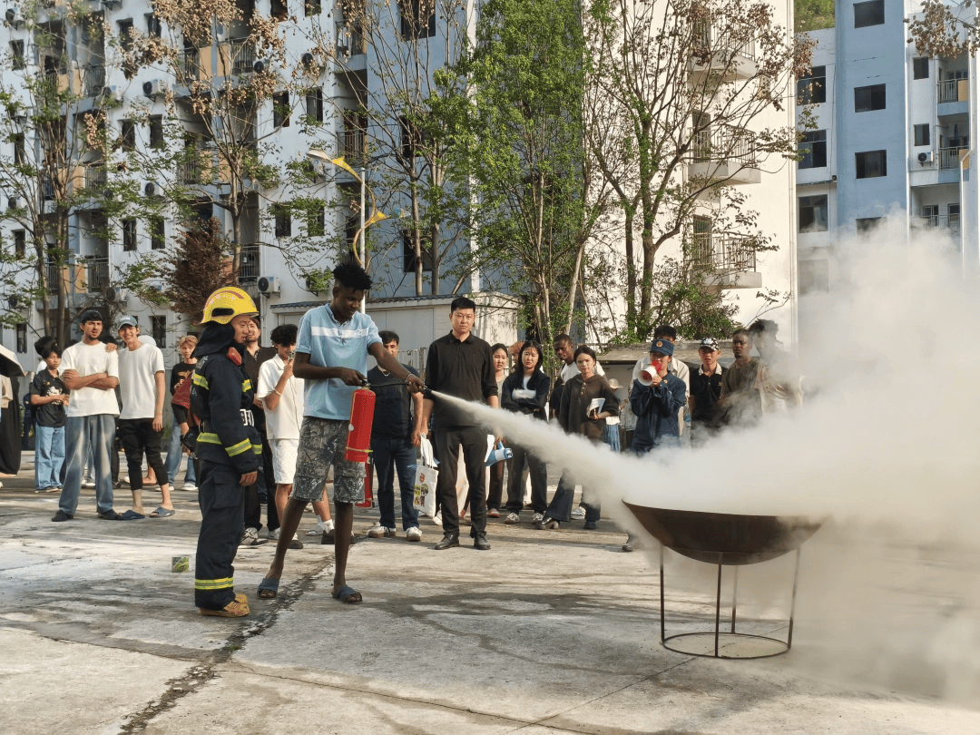 銅仁德江：百名留學生齊學消防課