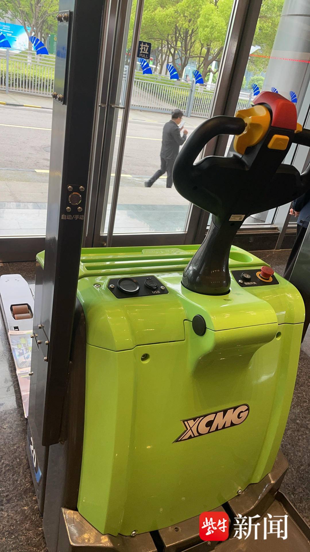 路上遇到它，掃碼就能下單！無人物流車、智慧搬運工……一批無人物流裝置來了