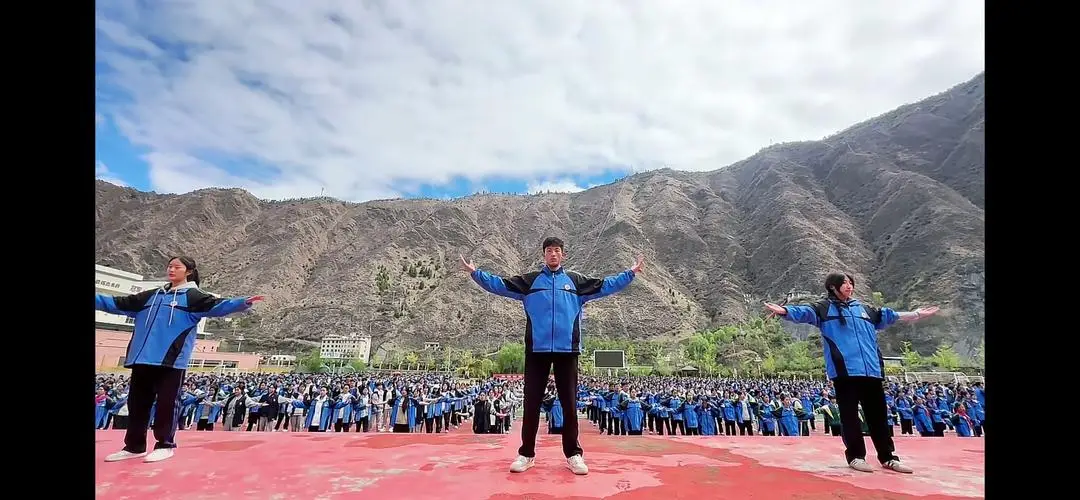 大課間全校學生齊跳鍋莊舞走紅 金川中學回應