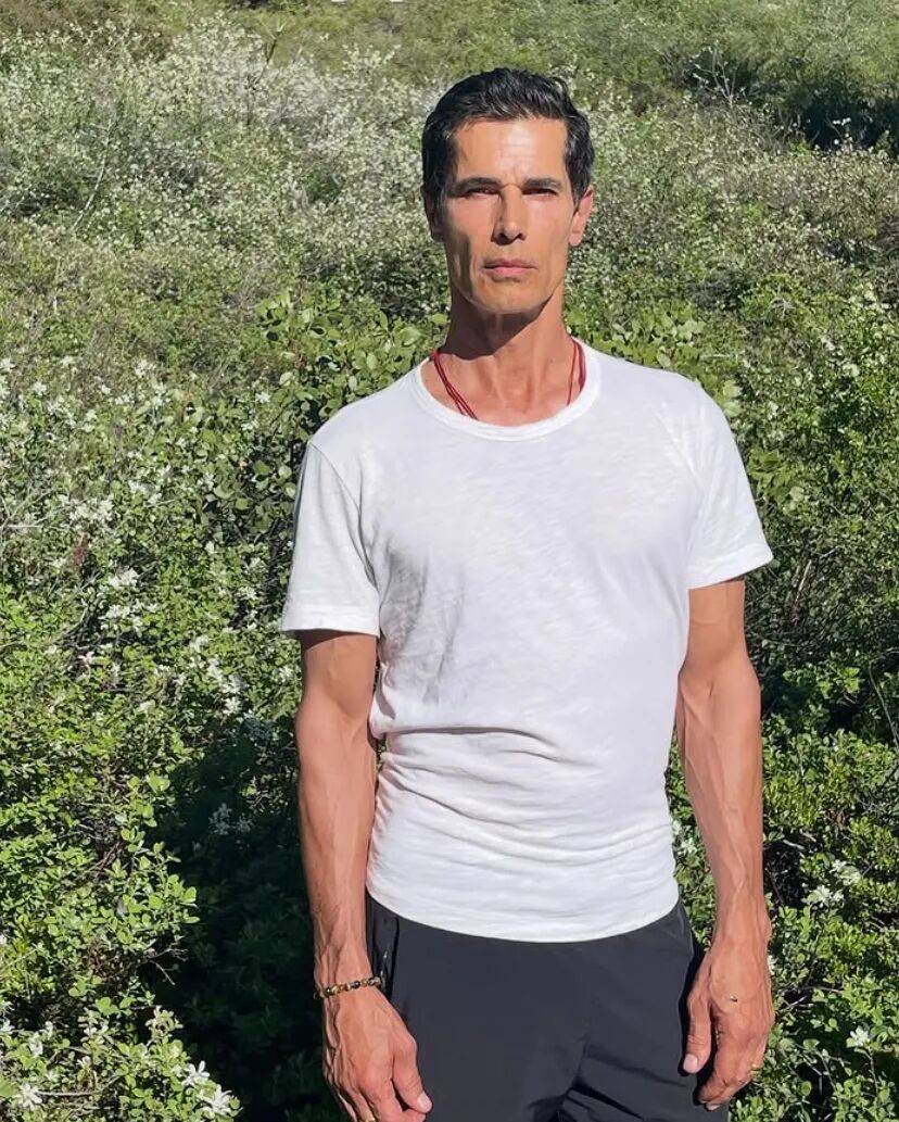 八十年代伊朗裔英國超模移民印度，曾為麥當娜拍攝MV