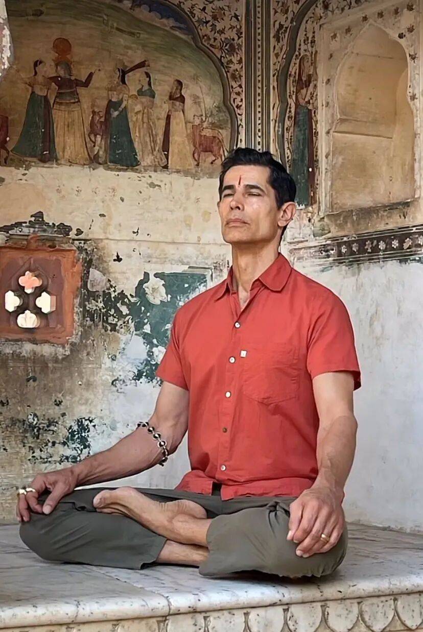 八十年代伊朗裔英國超模移民印度，曾為麥當娜拍攝MV