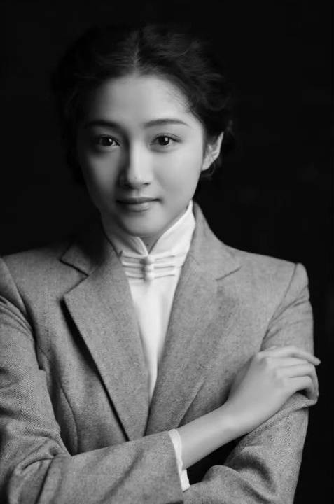 重返舞臺的她們：在《抗戰中的文藝》裡，與那群赤誠女性隔空對望｜關曉彤專訪