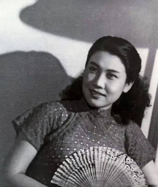 重返舞臺的她們：在《抗戰中的文藝》裡，與那群赤誠女性隔空對望｜關曉彤專訪