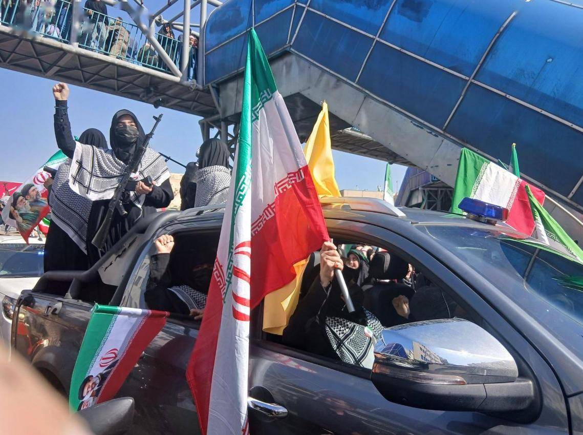 伊朗女性參加閱兵，開軍車、持步槍、扛火箭筒