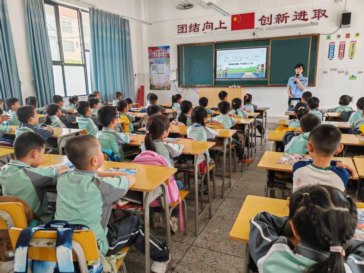 尋烏縣城關小學家長進課堂：交通安全伴我行 安全“警”相隨