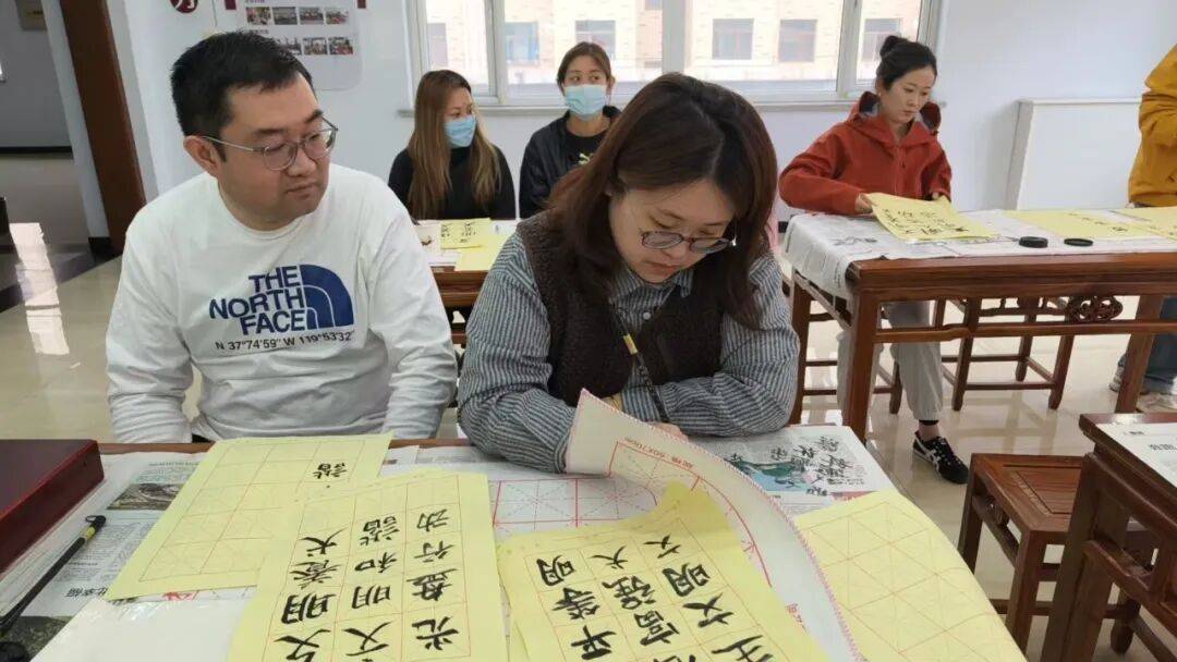 翰墨飄香潤社羣 公益書法傳經典——幸福街第二社羣書法教學公益課順利開展