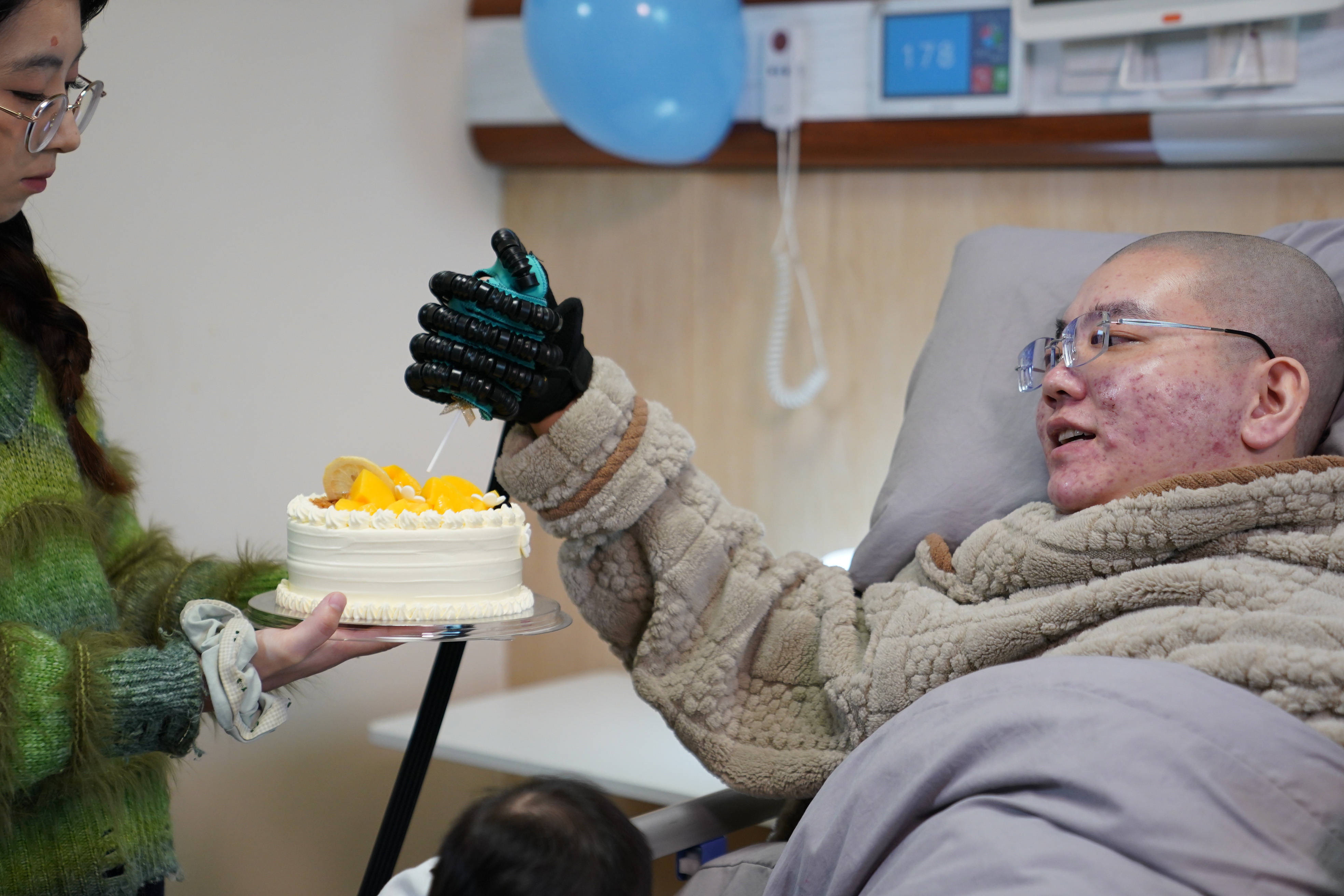 這張週歲生日賀卡背後，是滿滿的父愛和科技