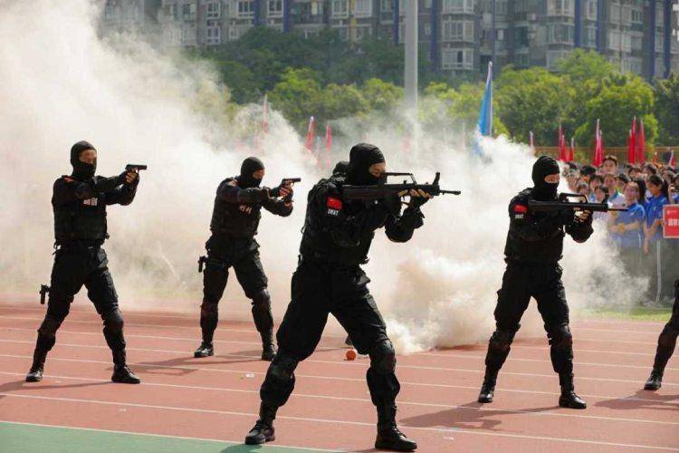 燃爆了！這個大學運動場上，刑偵“利劍”出鞘，駿馬奔騰