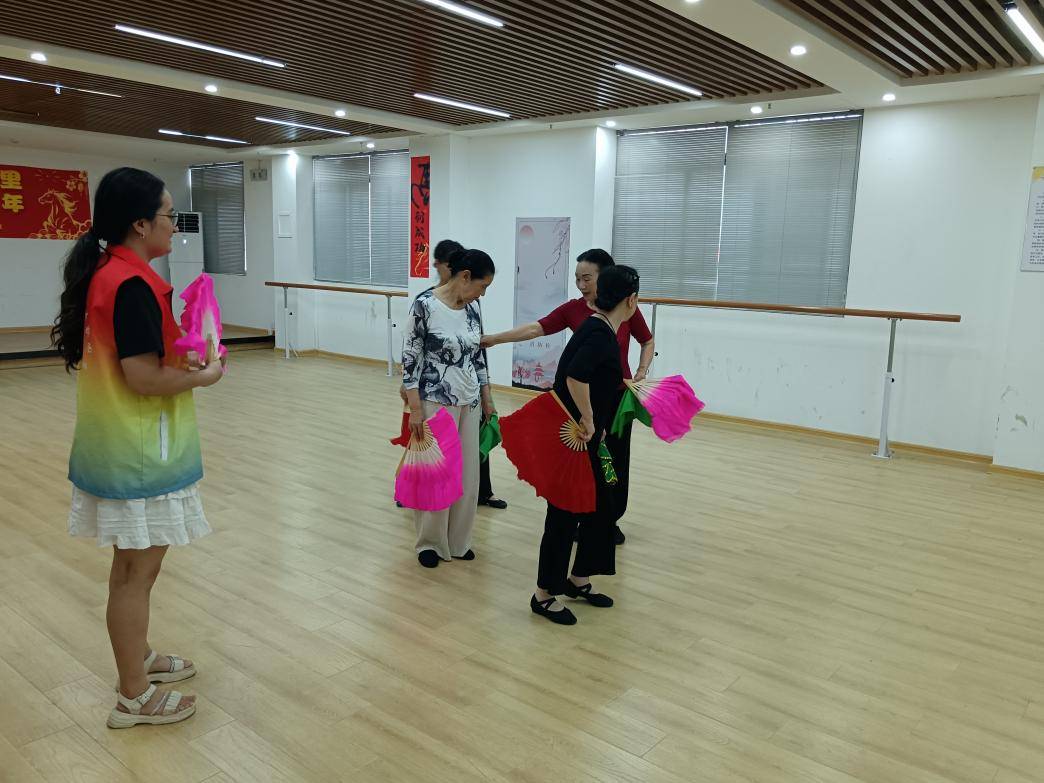 蚌埠曹山街道民政服務站：“舞出快樂， 蹈出健康”老年舞蹈興趣小組活動